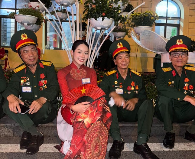 Thanh Thủy, H’Hen Niê chia sẻ xúc động sau Lễ diễu binh 30/4 ảnh 2