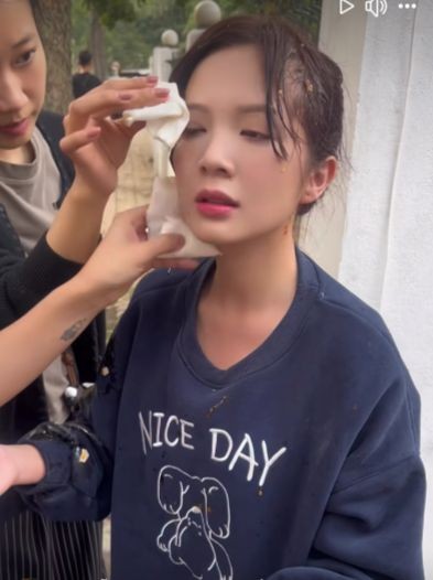 Showbiz 1/5: Ngọc Huyền bị ném 100 quả trứng vào người ảnh 2