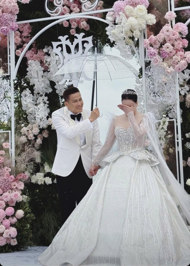 Hồ Quỳnh Hương bật khóc nói đã có con trai 2 tuổi ảnh 1