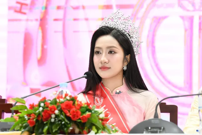 Hoa hậu Hà Trúc Linh: 'Nhiều bạn học người dân tộc thiểu số nhắn tin chúc mừng tôi' ảnh 8