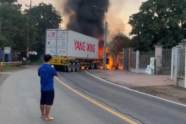 Hai xe container tông nhau, khói đen bốc cao hàng chục mét kèm nhiều tiếng nổ lớn ảnh 2