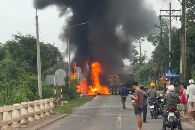 Hai xe container tông nhau, khói đen bốc cao hàng chục mét kèm nhiều tiếng nổ lớn ảnh 1