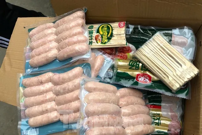 Ngăn chặn gần 2,7 tấn xúc xích 'bẩn' ở biên giới Lạng Sơn ảnh 1