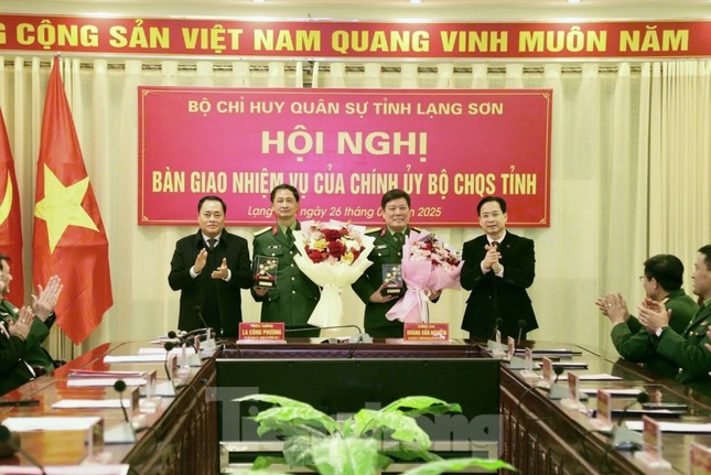 Bàn giao nhiệm vụ Chính ủy Bộ Chỉ huy Quân sự tỉnh Lạng Sơn ảnh 3