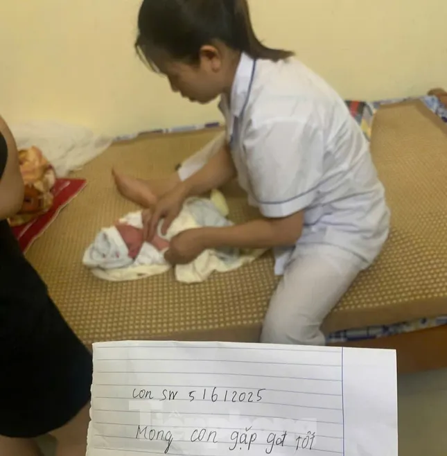 Trẻ sơ sinh bị bỏ ven đường kèm bức thư 'mong con gặp được gia đình tốt' ảnh 1