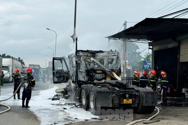 Lạng Sơn: Cháy dữ dội trên quốc lộ, 2 xe ô tô bị thiêu rụi ảnh 1