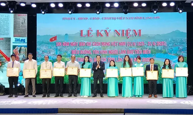 Phóng viên Tiền Phong nhận bằng khen của tỉnh Lạng Sơn, Thái Nguyên ảnh 1