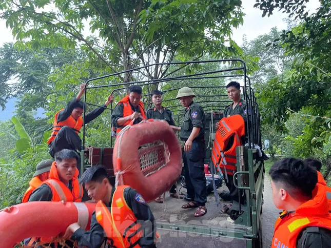 Nước dâng cao từng phút, xuyên đêm cứu dân thoát khỏi rốn lũ nguy hiểm ảnh 1