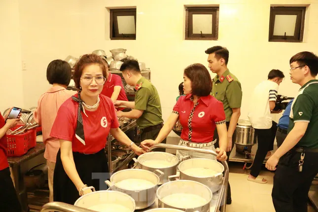Bếp sáng đèn xuyên đêm nấu suất ăn miễn phí cho học sinh nghèo đi thi ảnh 3
