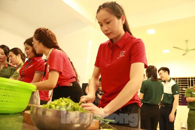 Bếp sáng đèn xuyên đêm nấu suất ăn miễn phí cho học sinh nghèo đi thi ảnh 1