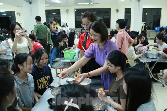Bếp sáng đèn xuyên đêm nấu suất ăn miễn phí cho học sinh nghèo đi thi ảnh 4