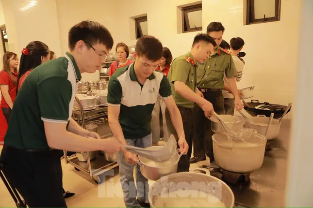 Bếp sáng đèn xuyên đêm nấu suất ăn miễn phí cho học sinh nghèo đi thi ảnh 2