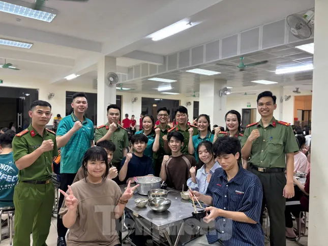 Bếp sáng đèn xuyên đêm nấu suất ăn miễn phí cho học sinh nghèo đi thi ảnh 5