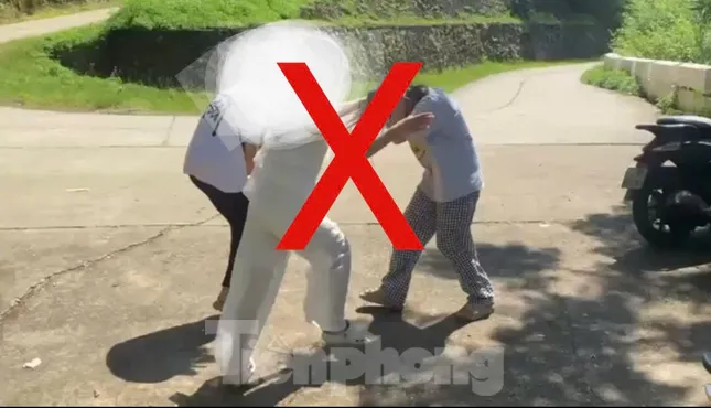Xôn xao hai đoạn video ghi cảnh các nữ sinh Lạng Sơn đánh nhau ảnh 1