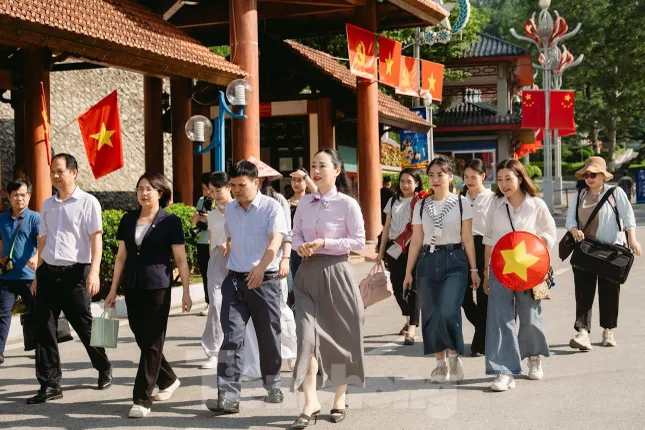 Khách Trung Quốc nhập cảnh vào Lạng Sơn tăng đột biến ảnh 1