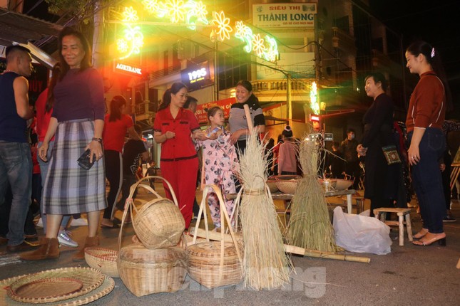 Pháo hoa rực sáng bầu trời, Việt Nam bước sang năm mới 2021 ảnh 11