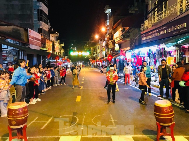 Pháo hoa rực sáng bầu trời, Việt Nam bước sang năm mới 2021 ảnh 15