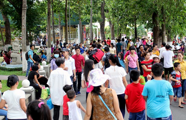 Khu vui chơi quá tải, chỗ nào cũng thấy người ảnh 8