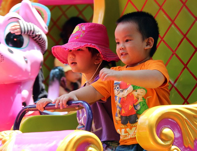 Khu vui chơi quá tải, chỗ nào cũng thấy người ảnh 6