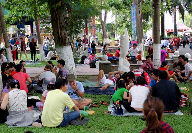 Khu vui chơi quá tải, chỗ nào cũng thấy người ảnh 9