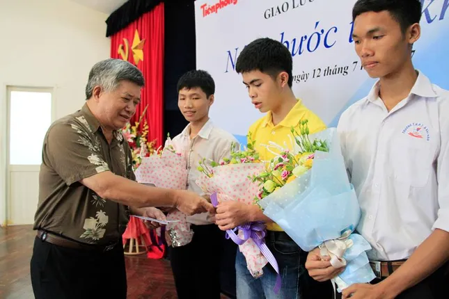 GIAO LƯU: Thủ khoa ‘đất học’ bật mí bí quyết vượt khó vươn lên ảnh 5
