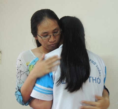 Cô giáo “không giảng bài” ôm học trò để hòa giải ảnh 1