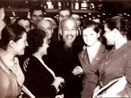 Năm 1955, khi tới Liên Xô, Bác đã có hành động gì khiến mọi người thán phục?