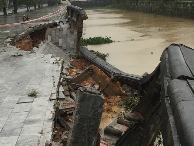Mưa lớn khiến 100m bờ kè di tích Thành cổ Quảng Trị bị sạt lở ảnh 2