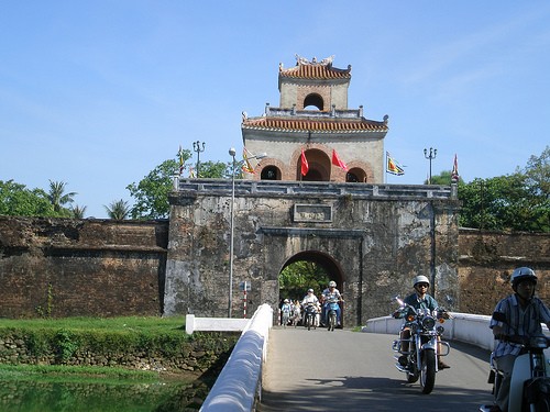 Đồng Khánh - ‘con rối’ của người Pháp đã nhượng đất để người Pháp mở rộng đồn nào?