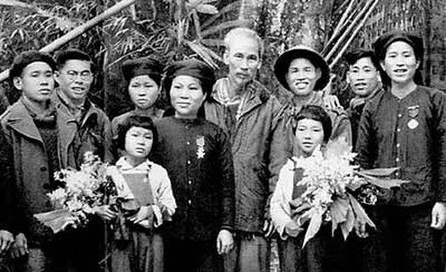 Nữ anh hùng đầu tiên của quân đội nhân dân Việt Nam Nguyễn Thị Chiên từng chỉ huy đội du kích nào?