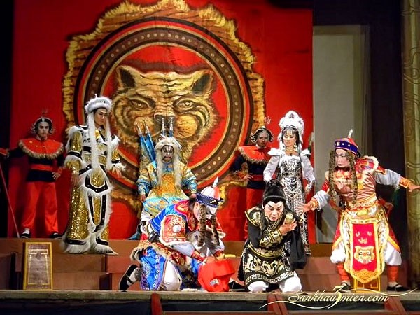 Đào Duy Từ được một số nơi thờ vì được cho là ông tổ của loại hình nghệ thuật sân khấu nào?