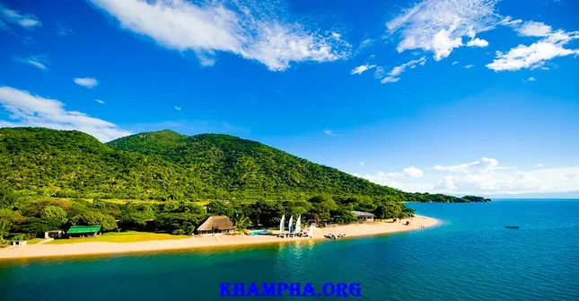 Hồ Nyasa sâu 706mét nối Mozambique với 2 quốc gia nào?