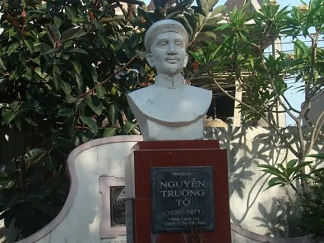 Nguyễn Trường Tộ từng dạy chữ Hán ở đâu?