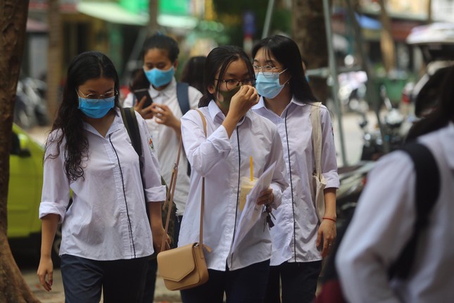 Gần 900.000 sỹ tử khẩu trang kín bưng làm thủ tục thi tốt nghiệp THPT ảnh 4