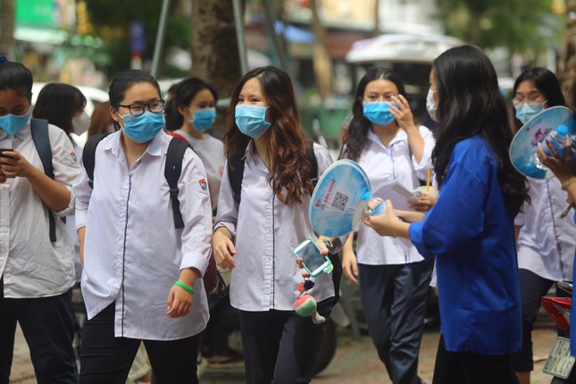 Gần 900.000 sỹ tử khẩu trang kín bưng làm thủ tục thi tốt nghiệp THPT ảnh 5