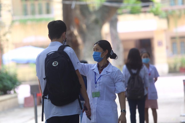 Gần 900.000 sỹ tử khẩu trang kín bưng làm thủ tục thi tốt nghiệp THPT ảnh 6