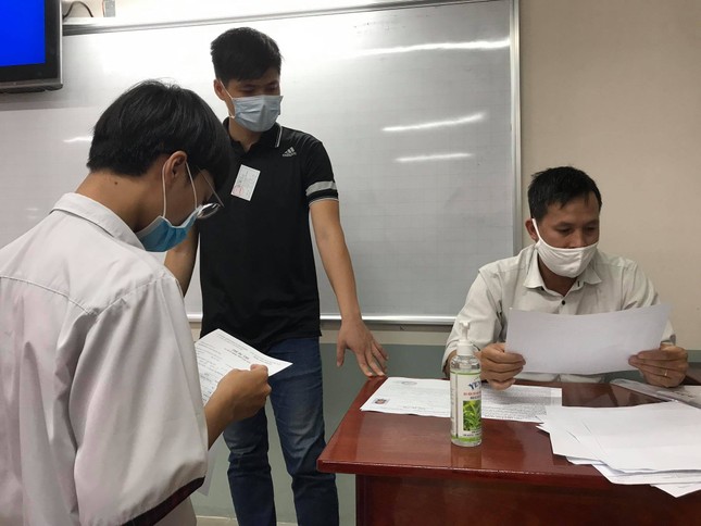Gần 900.000 sỹ tử khẩu trang kín bưng làm thủ tục thi tốt nghiệp THPT ảnh 38