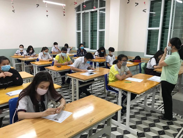 Gần 900.000 sỹ tử khẩu trang kín bưng làm thủ tục thi tốt nghiệp THPT ảnh 39