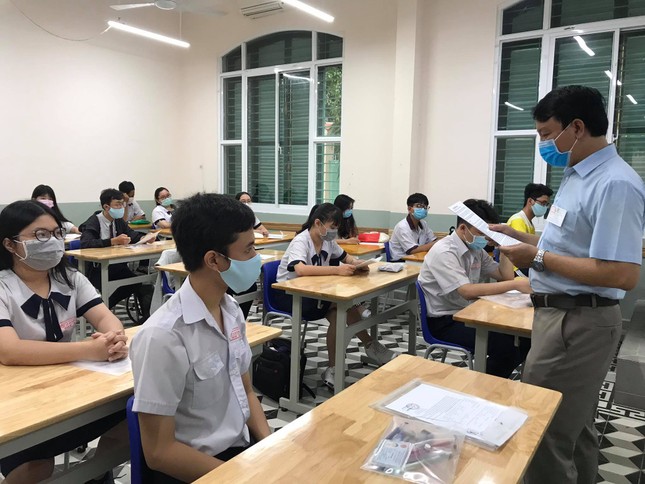 Gần 900.000 sỹ tử khẩu trang kín bưng làm thủ tục thi tốt nghiệp THPT ảnh 40