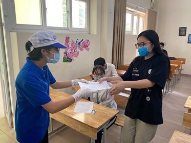 Gần 900.000 sỹ tử khẩu trang kín bưng làm thủ tục thi tốt nghiệp THPT ảnh 28