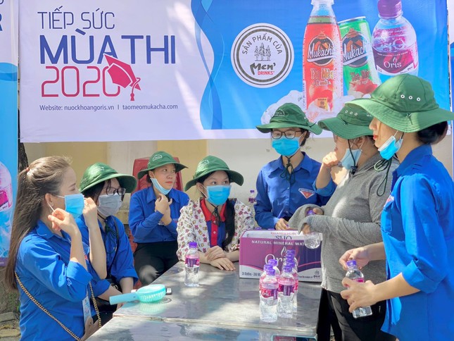 Gần 900.000 sỹ tử khẩu trang kín bưng làm thủ tục thi tốt nghiệp THPT ảnh 26