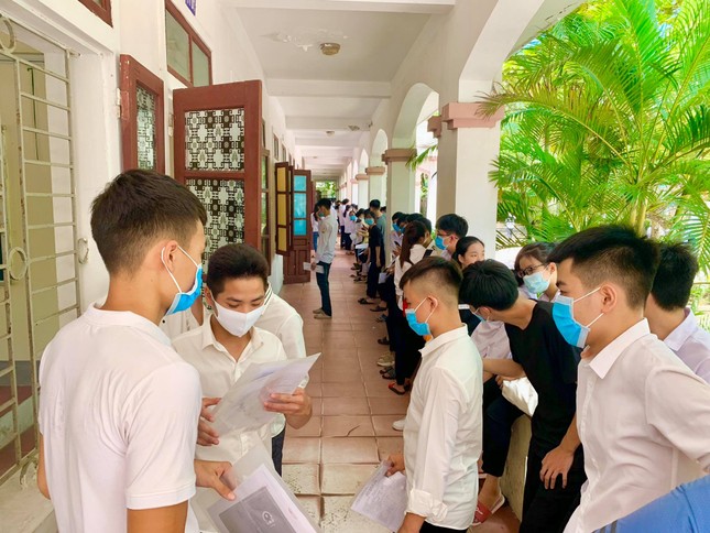 Gần 900.000 sỹ tử khẩu trang kín bưng làm thủ tục thi tốt nghiệp THPT ảnh 27