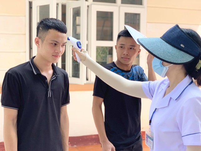 Gần 900.000 sỹ tử khẩu trang kín bưng làm thủ tục thi tốt nghiệp THPT ảnh 24