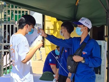 Gần 900.000 sỹ tử khẩu trang kín bưng làm thủ tục thi tốt nghiệp THPT ảnh 46