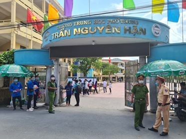 Gần 900.000 sỹ tử khẩu trang kín bưng làm thủ tục thi tốt nghiệp THPT ảnh 45
