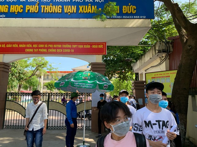 Gần 900.000 sỹ tử khẩu trang kín bưng làm thủ tục thi tốt nghiệp THPT ảnh 53