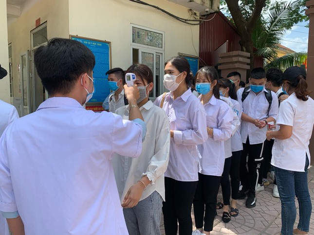 Gần 900.000 sỹ tử khẩu trang kín bưng làm thủ tục thi tốt nghiệp THPT ảnh 8