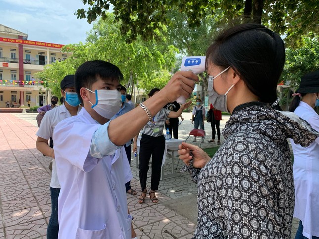 Gần 900.000 sỹ tử khẩu trang kín bưng làm thủ tục thi tốt nghiệp THPT ảnh 9