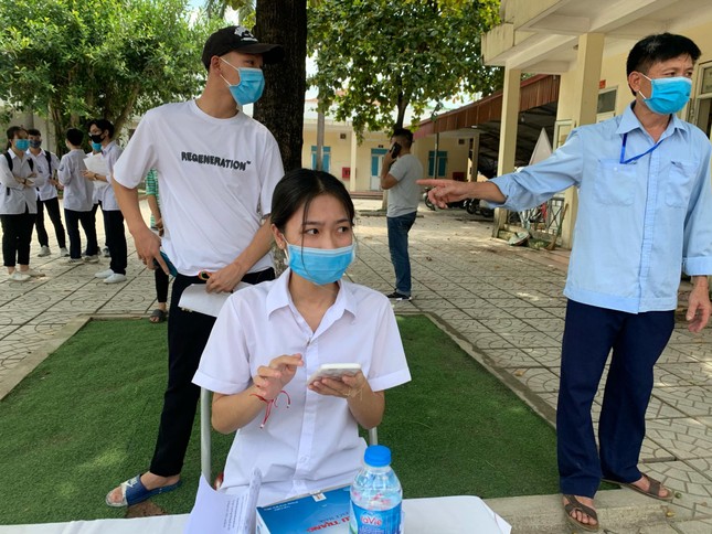 Gần 900.000 sỹ tử khẩu trang kín bưng làm thủ tục thi tốt nghiệp THPT ảnh 10