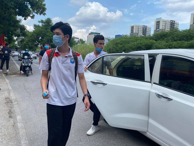Gần 900.000 sỹ tử khẩu trang kín bưng làm thủ tục thi tốt nghiệp THPT ảnh 16
